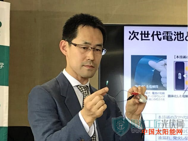 太阳能充电板那种好日本研发出厚度不到1毫米的可弯曲电池